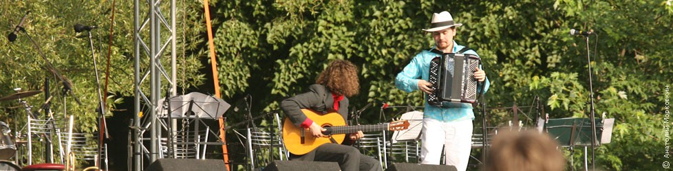 Какой порядок выплаты авторского вознаграждения действует в случае, если артист исполняет исключительно те произведения, автором которых он является?